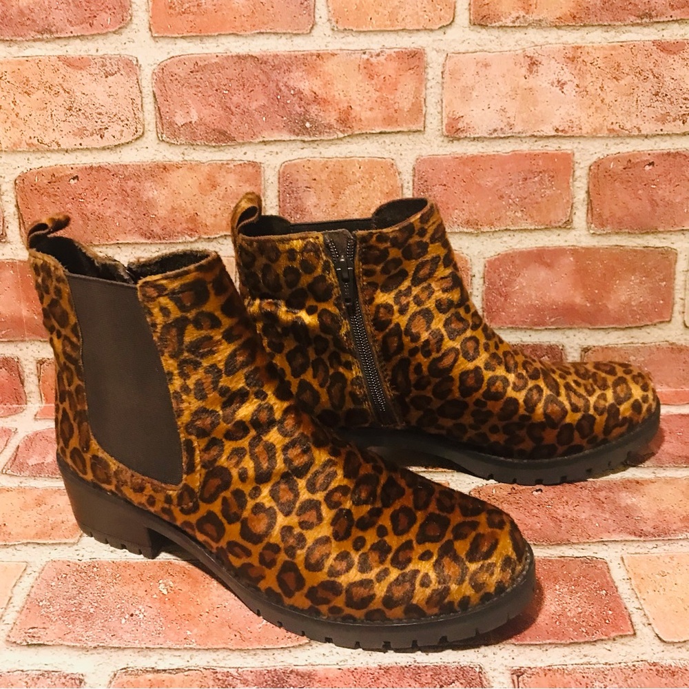 DIBA True Sz 9 Chelsea Boots Leopard Print Fur Suede Lug Sole Ankle Zip Booties